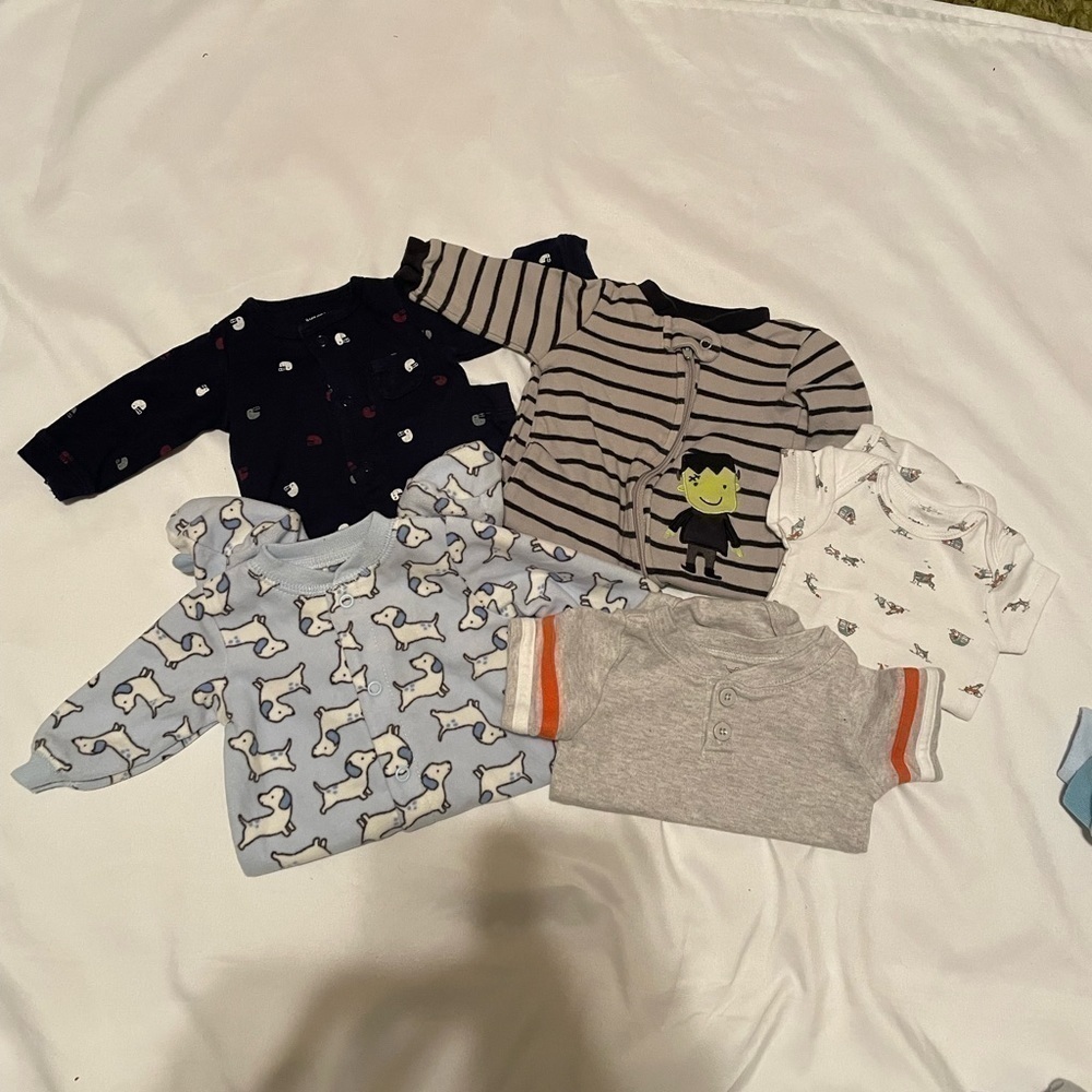 🐶🐶Carters bundle of five size newborn onesies and footies.🐶🐶